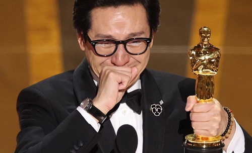 Lễ trao giải Oscar 2023: Nam diễn viên Quan Kế Huy giành giải Nam diễn viên phụ xuất sắc nhất